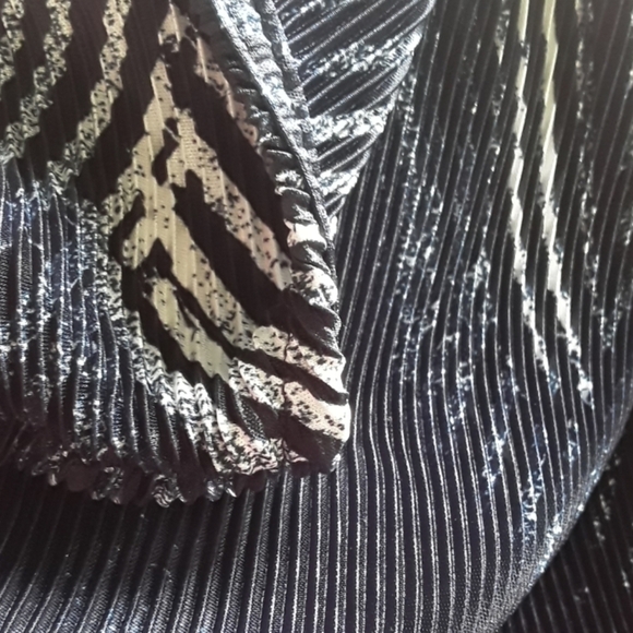 Alfani navy & white accordion type blouse - Picture 7 of 7